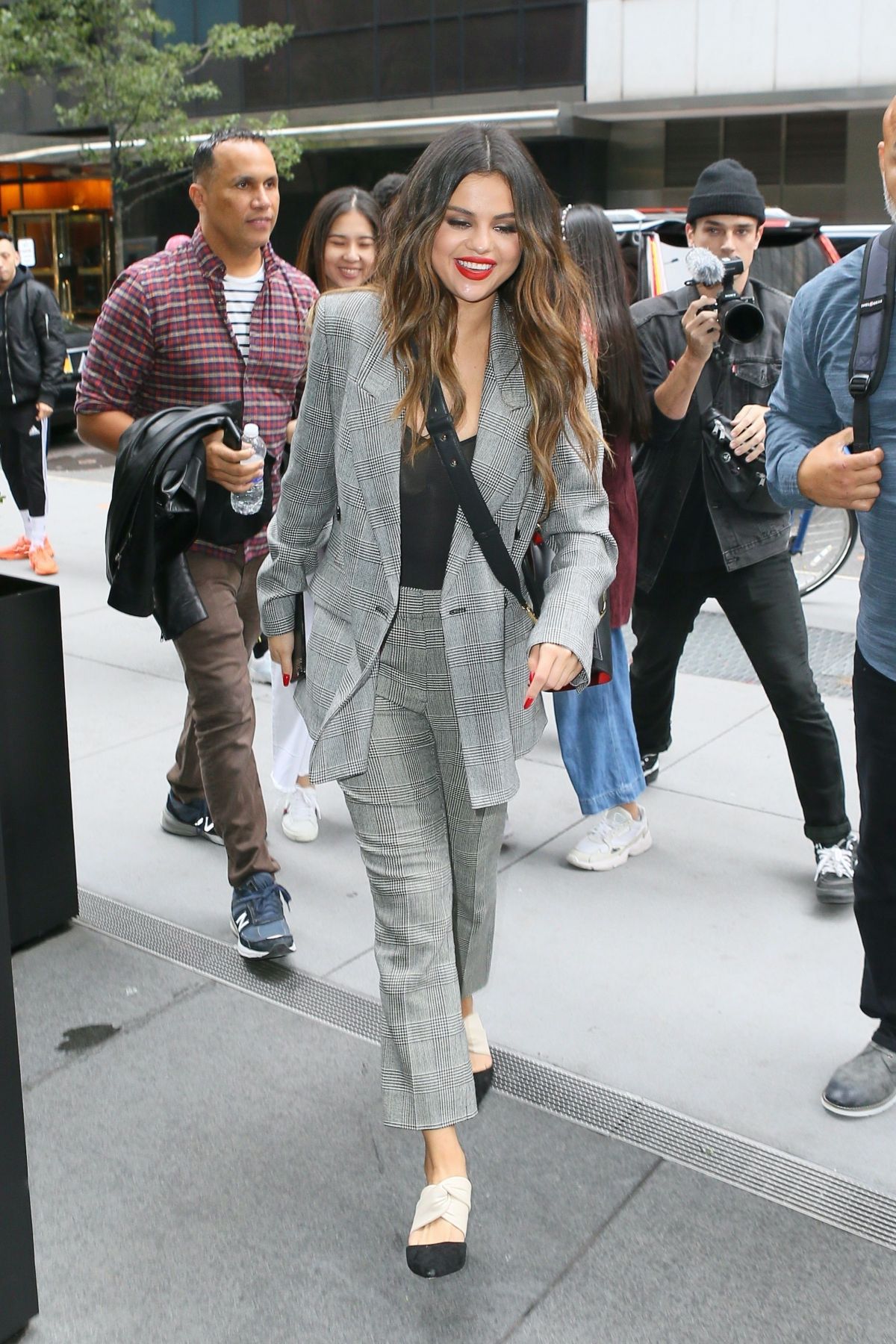 Selena Gomez đúng là "cao thủ" mặc áo blazer, phối đồ trẻ trung mà vẫn sang trọng - Ảnh 8.